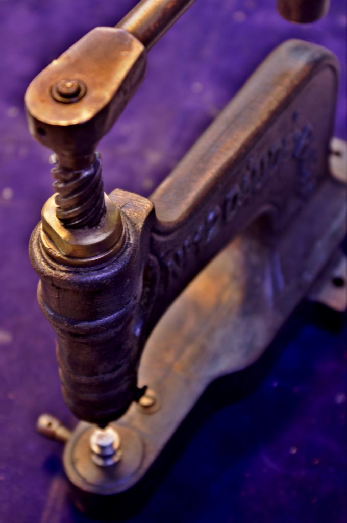 Presse à main Utilisée entre autre pour le sertissage des rivets de saxophones